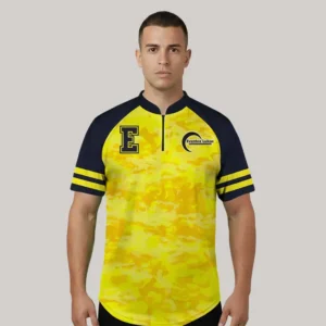 Playera sublimada de manga corta con cuello mao en tonos amarillo y azul marino, diseñada por Gears Armor para el staff de Eventos Lukas, con patrón camuflaje y logotipo institucional al frente