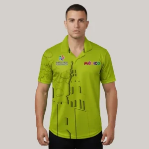 Playera tipo polo sublimada en color verde, diseñada por Gears Armor para los guías de turismo de Santiago, Nuevo León, con ilustración del templo y logotipos de Pueblo Mágico y México