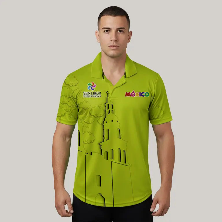 Playera tipo polo sublimada en color verde, diseñada por Gears Armor para los guías de turismo de Santiago, Nuevo León, con ilustración del templo y logotipos de Pueblo Mágico y México