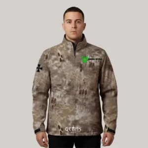 Chamarra soft shell de camuflaje en tonos arena con logotipo verde de Green Devils, diseño personalizado de Gears Armor para actividades outdoor y off-road