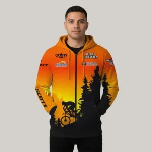 Hoodie sublimado con cierre completo en tonos naranja y negro, diseñado por Gears Armor para equipo de ciclismo de montaña, con silueta de ciclista y patrocinadores deportivos