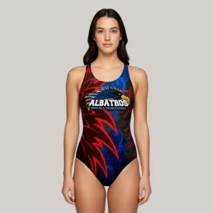 Traje de baño competitivo para mujer con diseño rojo y azul de la Escuela de Natación Albatros, personalizado por Gears Armor con acabado sublimado