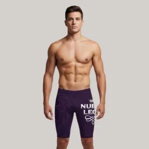 Traje de baño de competencia tipo jammer para hombre en color morado con gráficos de león y corona, diseño personalizado de Gears Armor para el representativo de Nuevo León