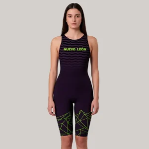 Traje de baño deportivo para mujer en tonos morado oscuro con detalles geométricos verdes, diseño personalizado de Gears Armor para el equipo de natación de Nuevo León