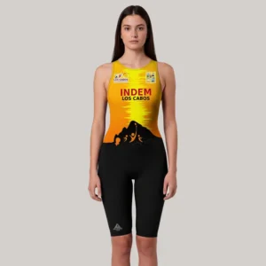 Traje de baño deportivo para mujer en tonos amarillo y negro, diseño personalizado de Gears Armor para INDEM Los Cabos con motivo del entrenamiento acuático y triatlón