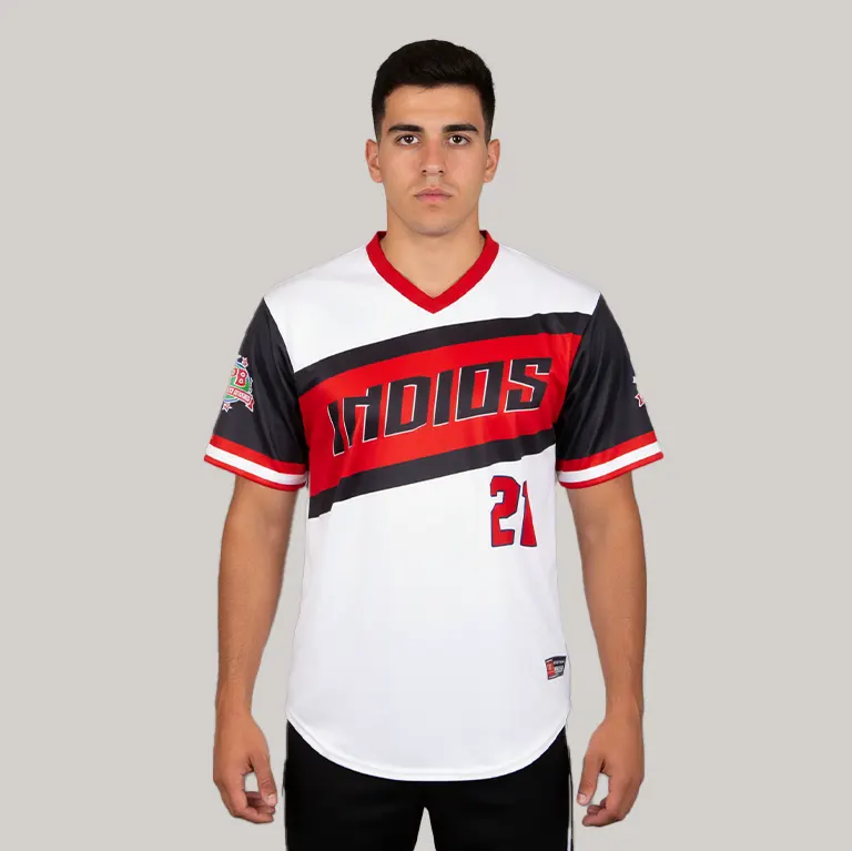 Jersey de baseball cuello V Gears Armor con diseño sublimado personalizado en colores rojo, negro y blanco para equipos de baseball.